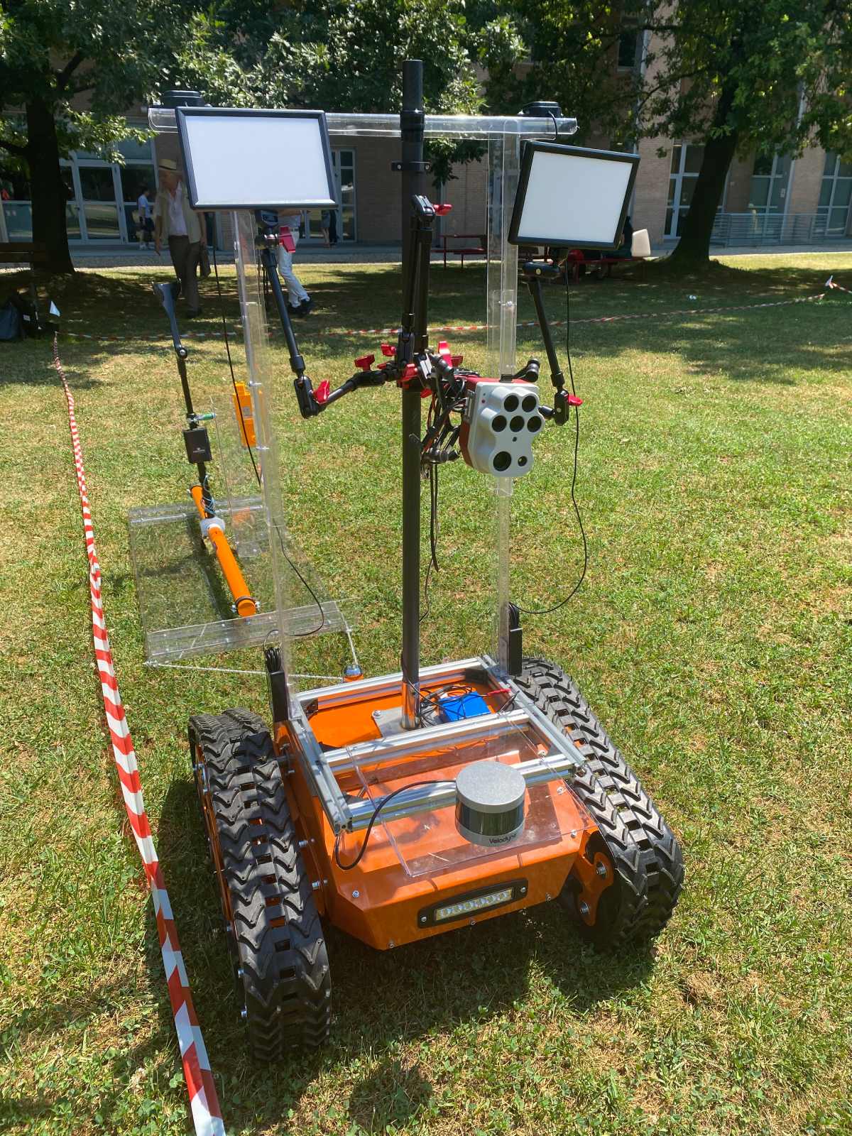 Prototipo di rover a guida autonoma multifunzione per lo svolgimento di attività di monitoraggio in vigneti a tendone in Puglia